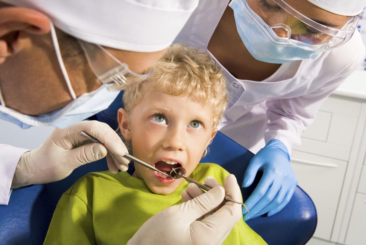 Удаление зубов какой врач. Ребенок у стоматолога. Стоматология дети. Ребенок на приеме у стоматолога.